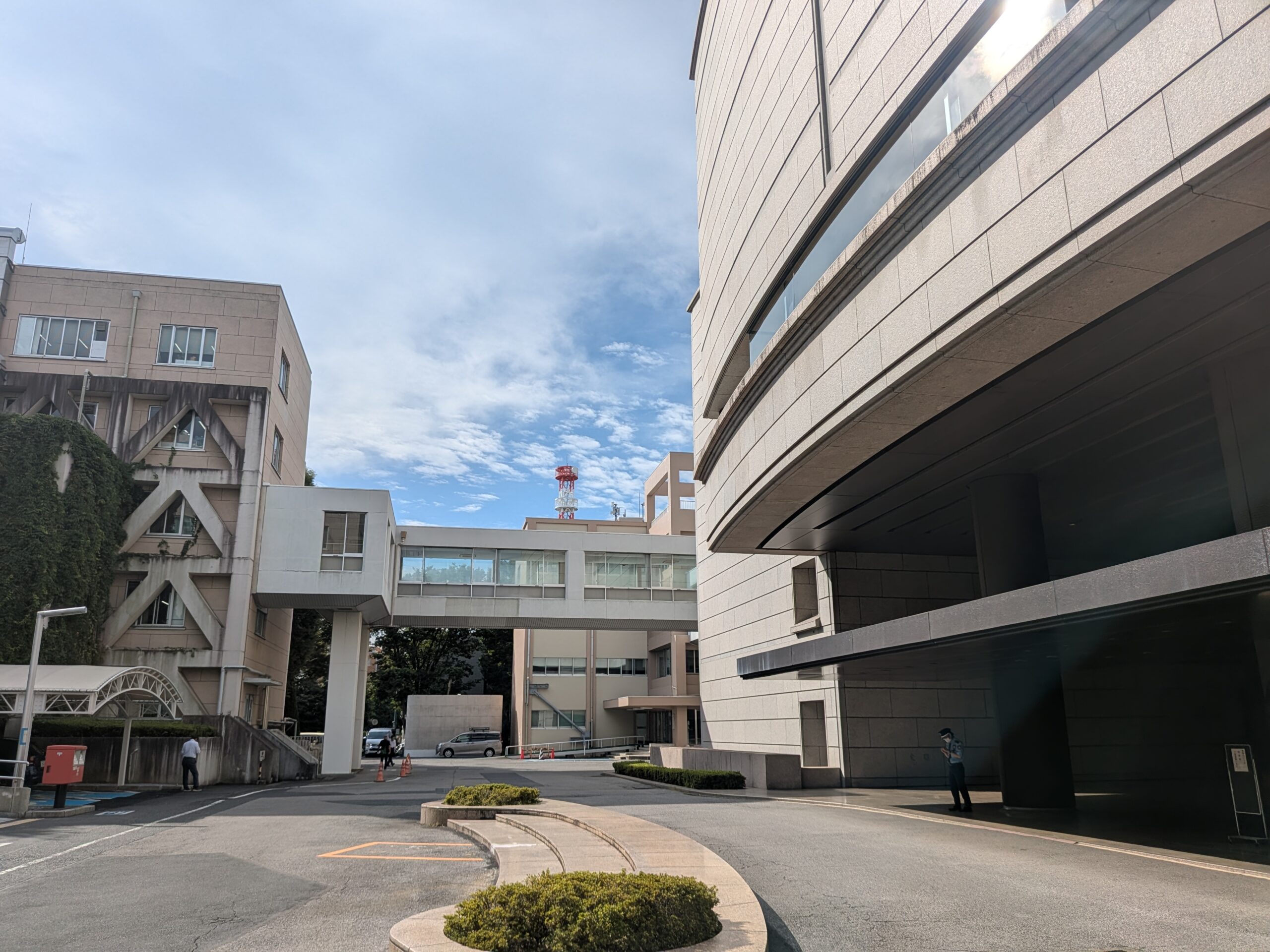 県議会の玄関