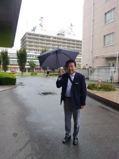 雨の県議会