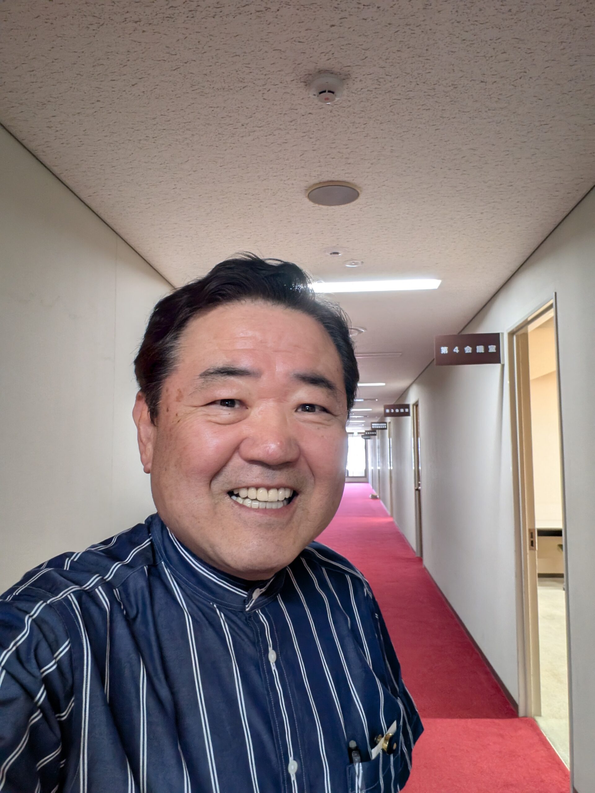 県議会の廊下にて