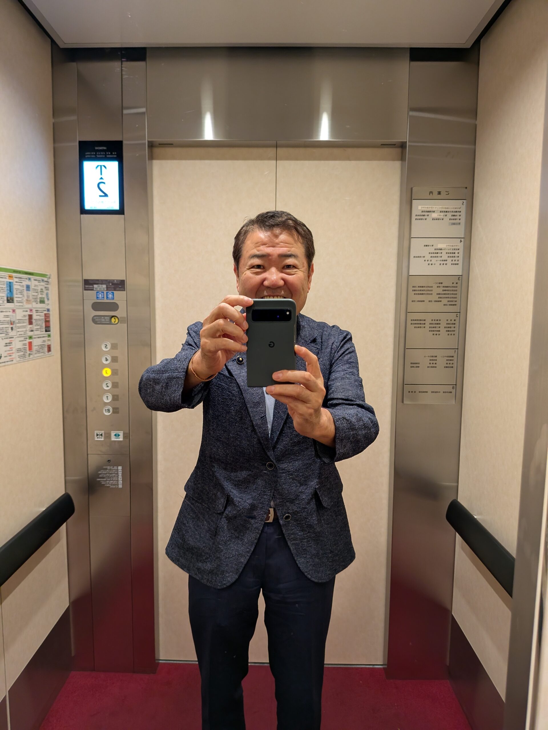エレベーター自撮り