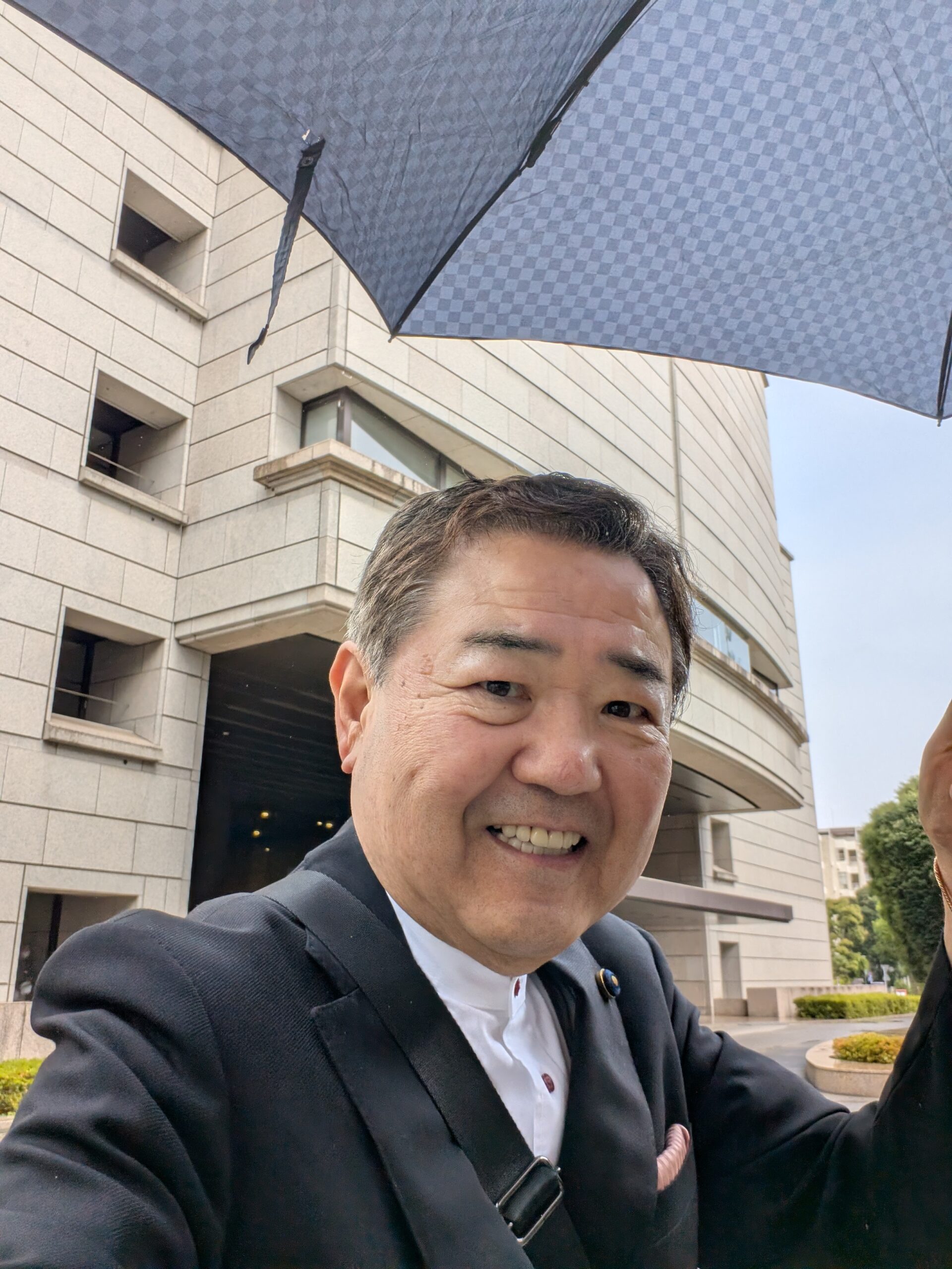 雨の6月県議会開会